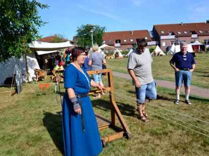 Zahlreiche Gaukler, Ritter und Fr&auml;uleins waren zum Mittelaltermarkt nach Dangast gekommen. H&ouml;hepunkt war eine Hochzeit.
