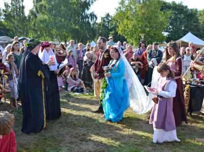 Zahlreiche Gaukler, Ritter und Fr&auml;uleins waren zum Mittelaltermarkt nach Dangast gekommen. H&ouml;hepunkt war eine Hochzeit.