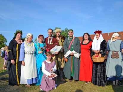 Zahlreiche Gaukler, Ritter und Fr&auml;uleins waren zum Mittelaltermarkt nach Dangast gekommen. H&ouml;hepunkt war eine Hochzeit.