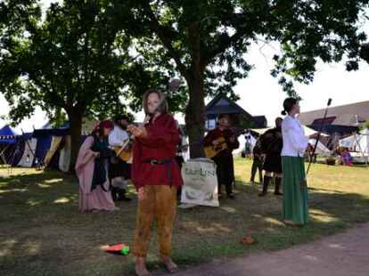 Zahlreiche Gaukler, Ritter und Fr&auml;uleins waren zum Mittelaltermarkt nach Dangast gekommen. H&ouml;hepunkt war eine Hochzeit.