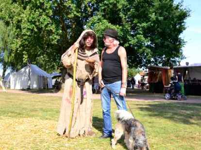 Zahlreiche Gaukler, Ritter und Fr&auml;uleins waren zum Mittelaltermarkt nach Dangast gekommen. H&ouml;hepunkt war eine Hochzeit.