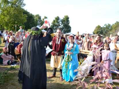 Zahlreiche Gaukler, Ritter und Fr&auml;uleins waren zum Mittelaltermarkt nach Dangast gekommen. H&ouml;hepunkt war eine Hochzeit.