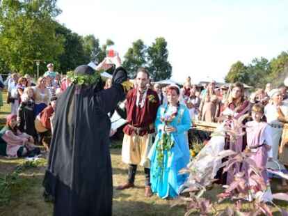 Zahlreiche Gaukler, Ritter und Fr&auml;uleins waren zum Mittelaltermarkt nach Dangast gekommen. H&ouml;hepunkt war eine Hochzeit.