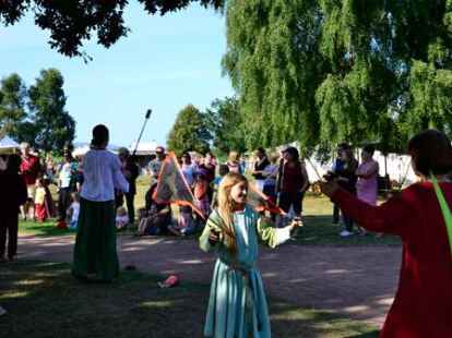 Zahlreiche Gaukler, Ritter und Fr&auml;uleins waren zum Mittelaltermarkt nach Dangast gekommen. H&ouml;hepunkt war eine Hochzeit.