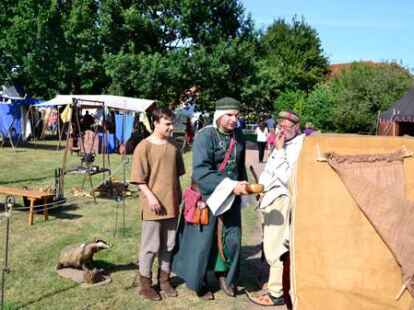 Zahlreiche Gaukler, Ritter und Fr&auml;uleins waren zum Mittelaltermarkt nach Dangast gekommen. H&ouml;hepunkt war eine Hochzeit.