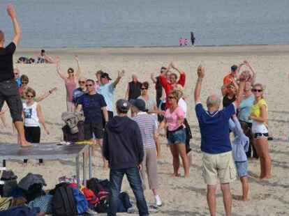 Windsurfen ist wohl nicht der einzige Sport, mit dem sich die Menschen auf Baltrum fit halten. Wer sich durch die Bildergalerie von N@chbarin Watraud Buss mein-oldenburg.de klickt, findet weitere Bilder der kleinen Insel und ihrer Bewohner.