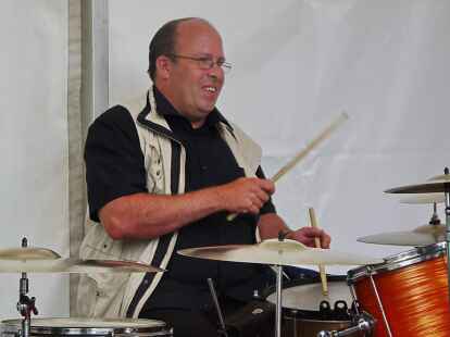 Die &bdquo;Waterend Jazzmen&ldquo; spielten auf dem Rasteder Oltimertreffen englischen und New Orleans Jazz. N@chbar Wolfgang Paul M&uuml;ller zeigt die Bilder der Band auf mein-edewecht.de.