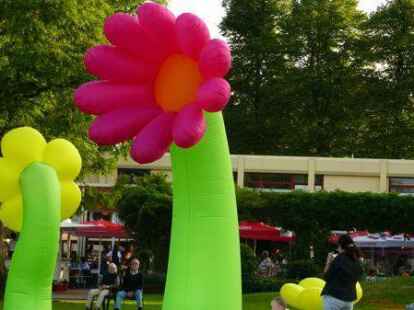 Diese im Kurpark installierten und sp&auml;ter illuminierten Blumen sind etwas zu knallig, um idyllisch zu wirken. Daf&uuml;r passen sie, zumindest farblich, toll zu...