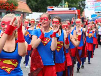 Wir wissen nicht, ob N@chbar Rainer Stolle auch Kamelle erwischt hat, aber  tolle Motive hat er auf jeden Fall eingefangen! Auf mein-oldenburg.de finden Sie die Bilder von Superheldinnen und Co.