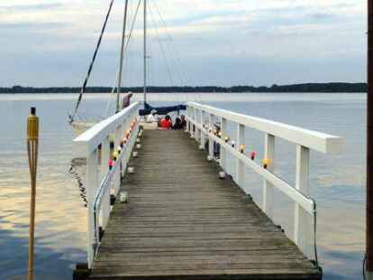 W&auml;hrend an Land und in der Luft gro&szlig;e Betriebsamkeit herrschte, ging es auf dem Wasser so ruhig zu, dass idyllische Bilder wie dieses entstehen konnten.