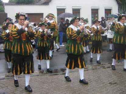 Mit rostfreien Instrumenten und in bunten Kost&uuml;men machten sich am Sonntag mehrere Spielmanns- und Fanfarenz&uuml;ge auf den Weg nach Langendamm, um dort Geburtstag zu feiern.