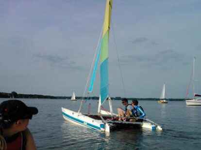 Ansonsten bietet es sich nat&uuml;rlich an, das Segeln zun&auml;chst auf dem Zwischenahner Meer auszuprobieren. Der Verein CATIG Zwischenahn hat die Bilder der Segler auf mein-bad-zwischenahn.de ver&ouml;ffentlicht.