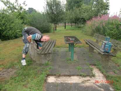 Diese Sitzgelegenheit in Hengstforde war nicht so alt wie die M&uuml;hlen, hat sich aber schlechter gehalten. Aus diesem Grund hat der Ortsverein Hengsforde Hand angelegt.