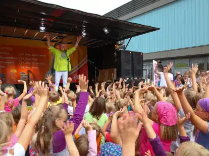 F&uuml;r Stagediving fehlten die Voraussetzungen, aber ansonsten &auml;hnelte der Auftritt von Liedermacher Volker Rosin vor dem  Famila Einkaufsland Wechloy dem vor einem erwachsenen Publikum.