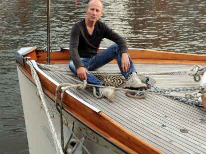 Eigner Georg Papp sitzt auf dem Teakholzdeck seiner restaurierten Jacht &bdquo;Nedeva&ldquo; an der Weserpromenade in Bremen.