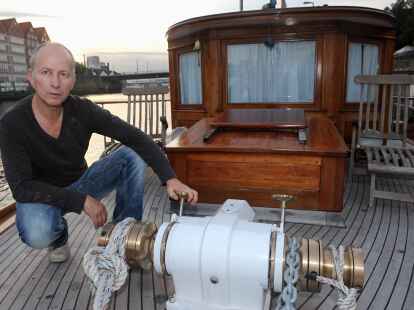 Eigner Georg Papp pr&auml;sentiert das Teakholzdeck seiner restaurierten Jacht &bdquo;Nedeva&ldquo;.