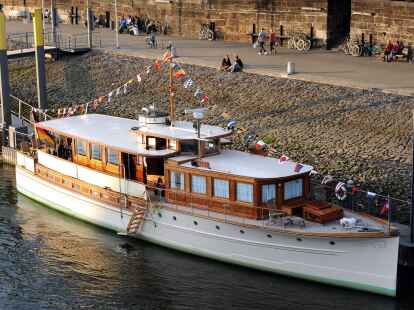 Die restaurierte Jacht &bdquo;Nedeva&ldquo; ist  an der Weserpromenade Schlachte in Bremen zu bestaunen.