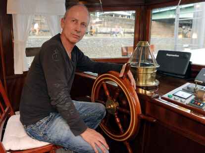 Eigner Georg Papp am Steuer seine restaurierten Jacht &bdquo;Nedeva&ldquo;.