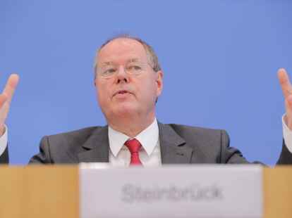 SPD Kanzlerkandidat Peer Steinbrück stellt bei der Bundespressekonferenz in Berlin  sein 100-Tage-Programm vor.