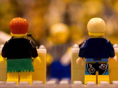Im Legoland Oberhausen wird das Fernsehduell in einem mit Legosteinen nachgebauten Fernsehstudio vorweggenommen. Angela Merkels Figur trägt dabei einen Minirock (links) und Peer Steinbrücks Figur Bermuda-Shorts.