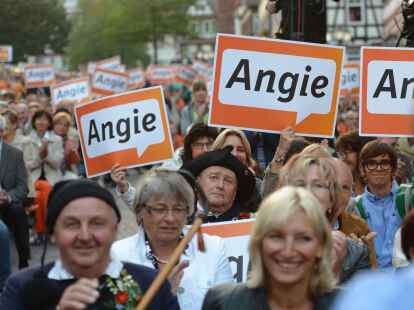 Wie auf dem Marktplatz in Calw (Baden-Württemberg) feiern die CDU-Anhänger Bundeskanzlerin Angela „Angie“ Merkel auf Wahlkampfveranstaltungen.