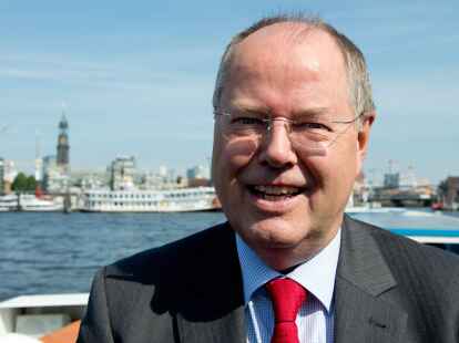SPD-Kanzlerkandidat Peer Steinbrück nimmt an einer  Wahlkampfveranstaltung im Hamburger Hafen teil.