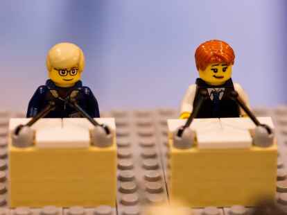 Im Legoland Oberhausen wird das Fernsehduell mit Lego-Figuren von Kanzlerin Angela Merkel (rechts) und Kanzlerkandidat Peer Steinbrück in einem nachgebauten Fernsehstudio vorweggenommen.