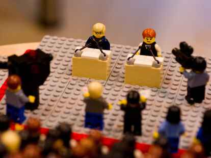 Im Legoland Oberhausen wird das Fernsehduell in einem mit Legosteinen nachgebauten Fernsehstudio vorweggenommen.