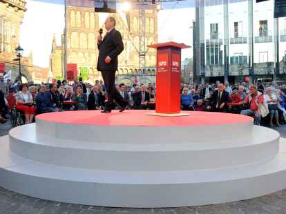 SPD-Kanzlerkandidat Peer Steinbrück hält auf einer Wahlkampfveranstaltung in Bremen eine Rede.