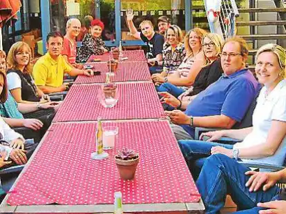 In gem&uuml;tlicher Runde kl&ouml;nten die ehemaligen Sch&uuml;lerinnen und Sch&uuml;ler &uuml;ber alte Zeiten.