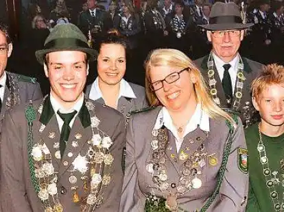 Mit Dennis D&uuml;&szlig;mann (3. von links) und Tanja Steffen (5. von links) hat Bergedorf ein junges K&ouml;nigspaar. Neben den beiden (von links): Sina St&ouml;ver, Simon Becker, Justine Ahlers, Dieter Garms, Mirco Timmermann, Hannelore Stein.