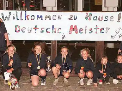 Wurden mitten in der Nacht von B&uuml;rgermeisterin Traute von der Kammer (von rechts) und der ETB-Vorsitzenden Gudrun Ahrens  empfangen: die  Deutschen Faustballmeister  (von links) Sven Doormann, Johann Driefholt (beide sind  Trainer), &Eacute;lica  Arndt, Melina H&ouml;lting, Annkathrin den Dulk, Lea Schulz, Nele Angermann und  Laura  Kauschmann