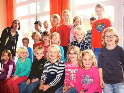 Ganz selbstverst&auml;ndlich: Neela Meyer (rechts) kann dem Unterricht ohne Schwierigkeiten folgen. Klassenlehrerin Ulrike Eiselt (links) tr&auml;gt ein Funkger&auml;t, das ihre Worte direkt auf Neelas H&ouml;rger&auml;t &uuml;bertr&auml;gt.