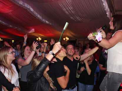 Das Zelt feierte die Siegerin.