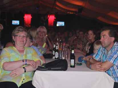 Das Zelt feierte die Siegerin.