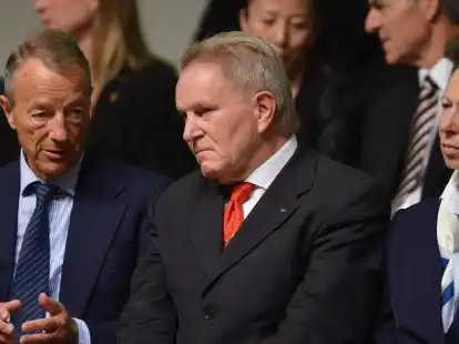 Der Pr&auml;sidentschaftskandidat der Schweiz, Denis Oswald (Mitte), reagierte wenig begeistert, als die Wahl von Thomas Bach offiziell bekanntgegeben wurde.