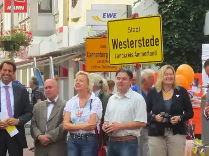 Die Woche mit unseren Nachbarn beginnt mit der Hauptveranstaltung der landesweiten City-Offensive &bdquo;Ab in die Mitte&ldquo; in der Nordenhamer Innenstadt. Unter anderem Wirtschaftsminister Olaf Lies (links) war gekommen, um der Stadt zur Auszeichnung f&uuml;r ihr Projekt &bdquo;Nordenhamer Stadtl(i)eben &ndash; Qualit&auml;t mit Herz&ldquo; zu gratulieren.