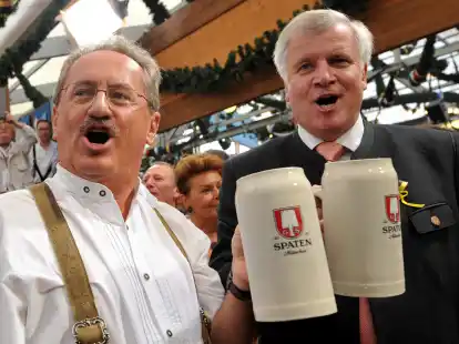 Hier singen sie noch zusammen: M&uuml;nchens Oberb&uuml;rgermeister Christian Ude (links, SPD) st&ouml;&szlig;t am 19. September 2009 beim Oktoberfest in M&uuml;nchen   mit Bayerns Ministerpr&auml;sident Horst Seehofer (CSU) an. Derzeit treten sie als Spitzenkandidaten ihrer Parteien im Wahlkampf um den Landtag in Bayern gegeneinander an.