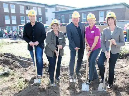 Den Spaten in die Hand nahmen zum Baubeginn (von links) Bauleiter Dennis Evers, Heidi Bahrke, Gerald Hoppmann, Sabine Weber und Sylvia B&auml;cker. Mit der Fertigstellung des Anbaus wird f&uuml;r Sommer 2014 gerechnet.