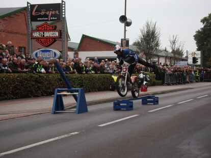 Tausende Motorradfans aus der ganzen Region und dar&uuml;ber hinaus zog es am Wochenende zum Augustfehner Herbsttreff. Fast alles drehte sich dabei um chromblitzende, PS-starke Maschinen. Die Attraktion waren spektakul&auml;re Kunstst&uuml;cke des Stuntfahrers Horst Hoffmann, die er mit einem Trial-Motorrad, einem Quad und einer schweren Stra&szlig;enmaschine zeigte.