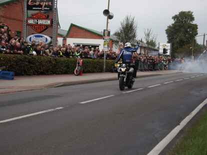 Tausende Motorradfans aus der ganzen Region und dar&uuml;ber hinaus zog es am Wochenende zum Augustfehner Herbsttreff. Fast alles drehte sich dabei um chromblitzende, PS-starke Maschinen. Die Attraktion waren spektakul&auml;re Kunstst&uuml;cke des Stuntfahrers Horst Hoffmann, die er mit einem Trial-Motorrad, einem Quad und einer schweren Stra&szlig;enmaschine zeigte.