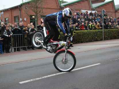 Tausende Motorradfans aus der ganzen Region und dar&uuml;ber hinaus zog es am Wochenende zum Augustfehner Herbsttreff. Fast alles drehte sich dabei um chromblitzende, PS-starke Maschinen. Die Attraktion waren spektakul&auml;re Kunstst&uuml;cke des Stuntfahrers Horst Hoffmann, die er mit einem Trial-Motorrad, einem Quad und einer schweren Stra&szlig;enmaschine zeigte.