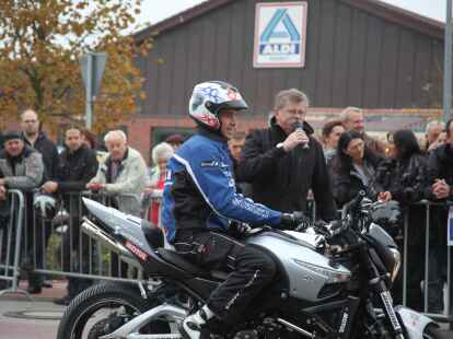 Tausende Motorradfans aus der ganzen Region und dar&uuml;ber hinaus zog es am Wochenende zum Augustfehner Herbsttreff. Fast alles drehte sich dabei um chromblitzende, PS-starke Maschinen. Die Attraktion waren spektakul&auml;re Kunstst&uuml;cke des Stuntfahrers Horst Hoffmann, die er mit einem Trial-Motorrad, einem Quad und einer schweren Stra&szlig;enmaschine zeigte.