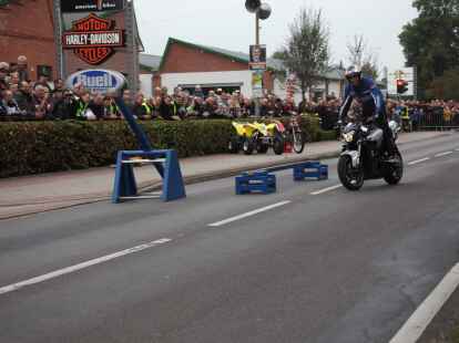 Tausende Motorradfans aus der ganzen Region und dar&uuml;ber hinaus zog es am Wochenende zum Augustfehner Herbsttreff. Fast alles drehte sich dabei um chromblitzende, PS-starke Maschinen. Die Attraktion waren spektakul&auml;re Kunstst&uuml;cke des Stuntfahrers Horst Hoffmann, die er mit einem Trial-Motorrad, einem Quad und einer schweren Stra&szlig;enmaschine zeigte.