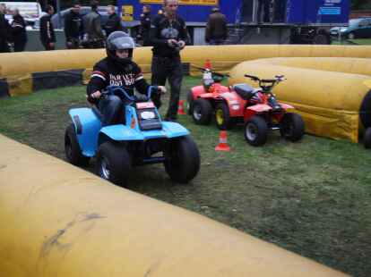 Tausende Motorradfans aus der ganzen Region und dar&uuml;ber hinaus zog es am Wochenende zum Augustfehner Herbsttreff. Fast alles drehte sich dabei um chromblitzende, PS-starke Maschinen. Die Attraktion waren spektakul&auml;re Kunstst&uuml;cke des Stuntfahrers Horst Hoffmann, die er mit einem Trial-Motorrad, einem Quad und einer schweren Stra&szlig;enmaschine zeigte.