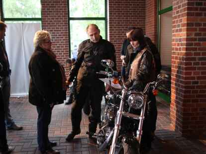 Tausende Motorradfans aus der ganzen Region und dar&uuml;ber hinaus zog es am Wochenende zum Augustfehner Herbsttreff. Fast alles drehte sich dabei um chromblitzende, PS-starke Maschinen. Die Attraktion waren spektakul&auml;re Kunstst&uuml;cke des Stuntfahrers Horst Hoffmann, die er mit einem Trial-Motorrad, einem Quad und einer schweren Stra&szlig;enmaschine zeigte.