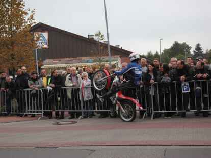 Tausende Motorradfans aus der ganzen Region und dar&uuml;ber hinaus zog es am Wochenende zum Augustfehner Herbsttreff. Fast alles drehte sich dabei um chromblitzende, PS-starke Maschinen. Die Attraktion waren spektakul&auml;re Kunstst&uuml;cke des Stuntfahrers Horst Hoffmann, die er mit einem Trial-Motorrad, einem Quad und einer schweren Stra&szlig;enmaschine zeigte.