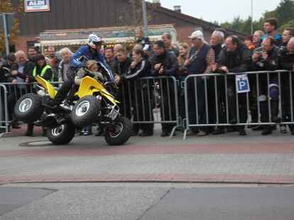 Tausende Motorradfans aus der ganzen Region und dar&uuml;ber hinaus zog es am Wochenende zum Augustfehner Herbsttreff. Fast alles drehte sich dabei um chromblitzende, PS-starke Maschinen. Die Attraktion waren spektakul&auml;re Kunstst&uuml;cke des Stuntfahrers Horst Hoffmann, die er mit einem Trial-Motorrad, einem Quad und einer schweren Stra&szlig;enmaschine zeigte.