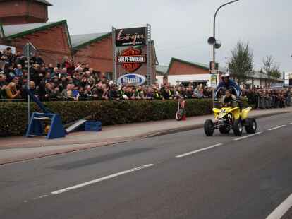 Tausende Motorradfans aus der ganzen Region und dar&uuml;ber hinaus zog es am Wochenende zum Augustfehner Herbsttreff. Fast alles drehte sich dabei um chromblitzende, PS-starke Maschinen. Die Attraktion waren spektakul&auml;re Kunstst&uuml;cke des Stuntfahrers Horst Hoffmann, die er mit einem Trial-Motorrad, einem Quad und einer schweren Stra&szlig;enmaschine zeigte.