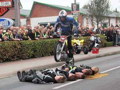 Auch &bdquo;lebendige Hindernisse&ldquo; &ndash; f&uuml;nf auf der Fahrbahn liegende Menschen &ndash; &uuml;bersprang der Stuntfahrer.